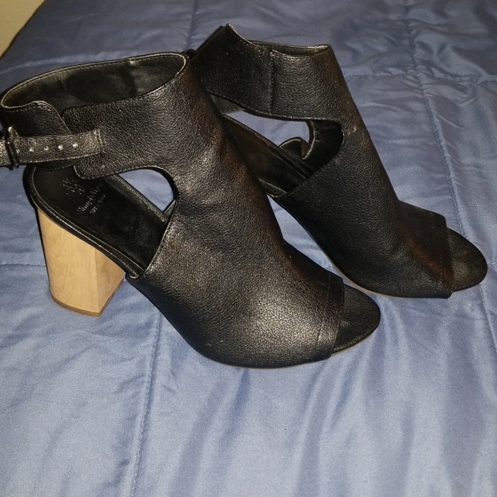 Heeled sandals. EUC.